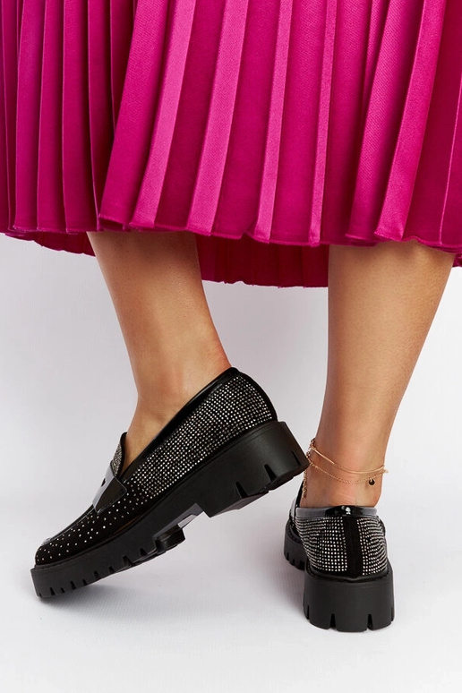 Čierne mokasíny zdobené kamienkami...