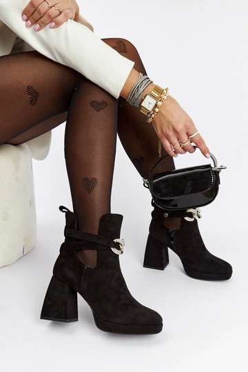 Čierne členkové čižmy...