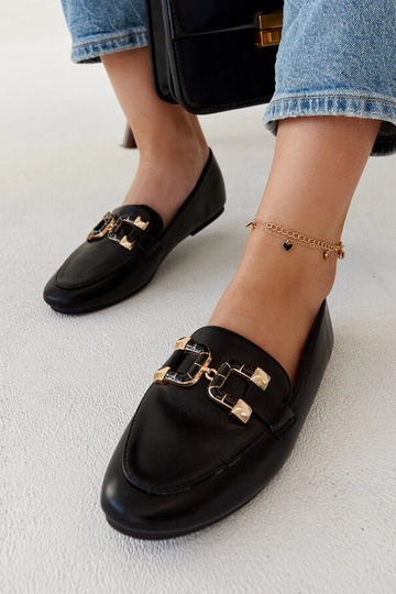 Čierne mokasíny s prackou...