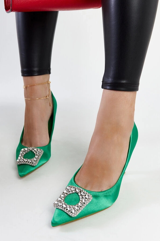 Zelené ihličky so saténovým povrchom...