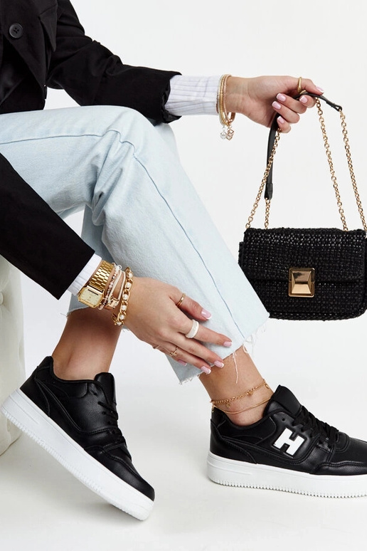 Čierne tenisky na bielej platforme...