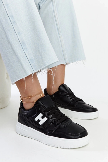 Čierne tenisky na bielej... 2