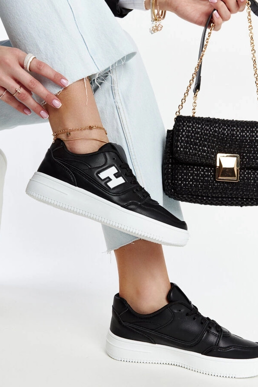 Čierne tenisky na bielej platforme...