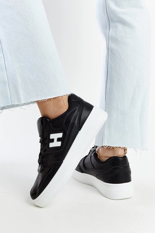 Čierne tenisky na bielej platforme...