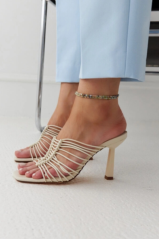 Svetlobéžové mulice Borna na vysokom...