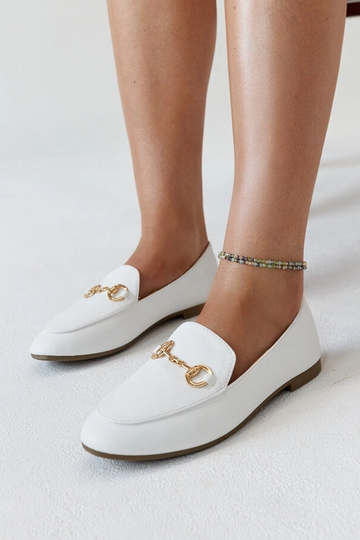 Mokasíny s bielou sponou...