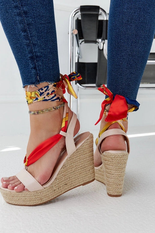 Béžové sandále na klinovom klinu...