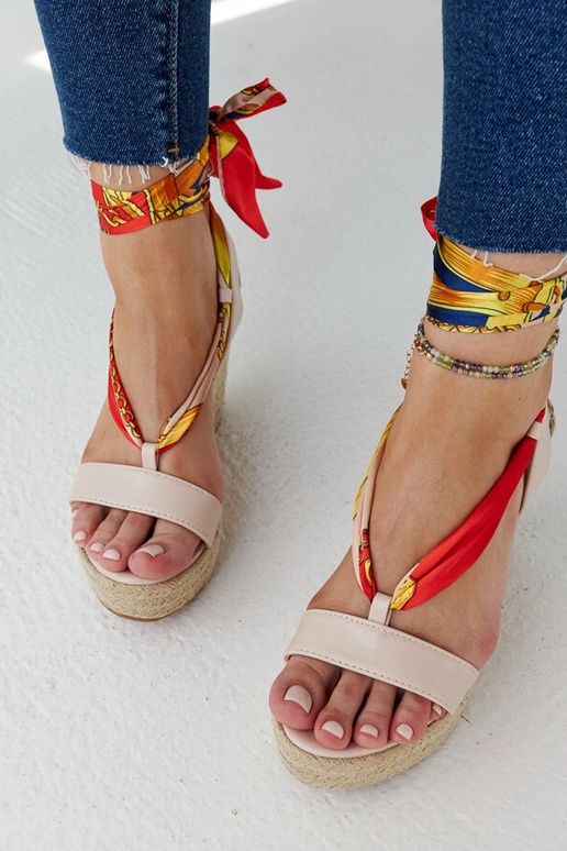 Béžové sandále na klinovom klinu...