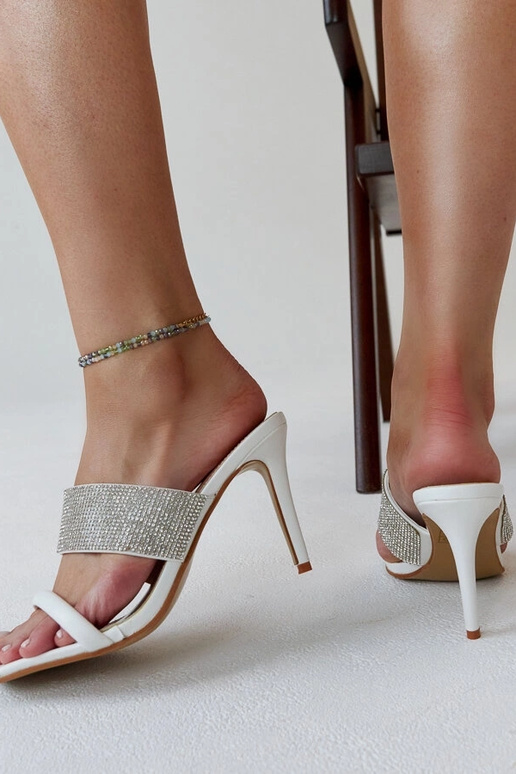 Biele mulice na vysokom opätku...