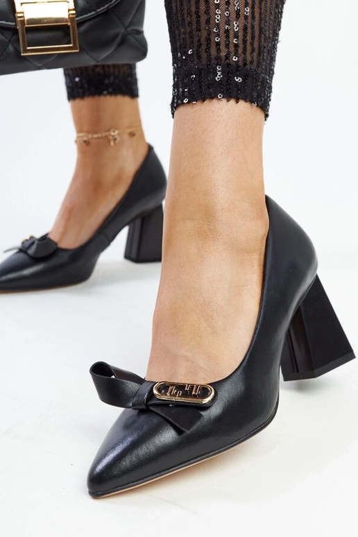 Čierne kožené lodičky na podpätku...