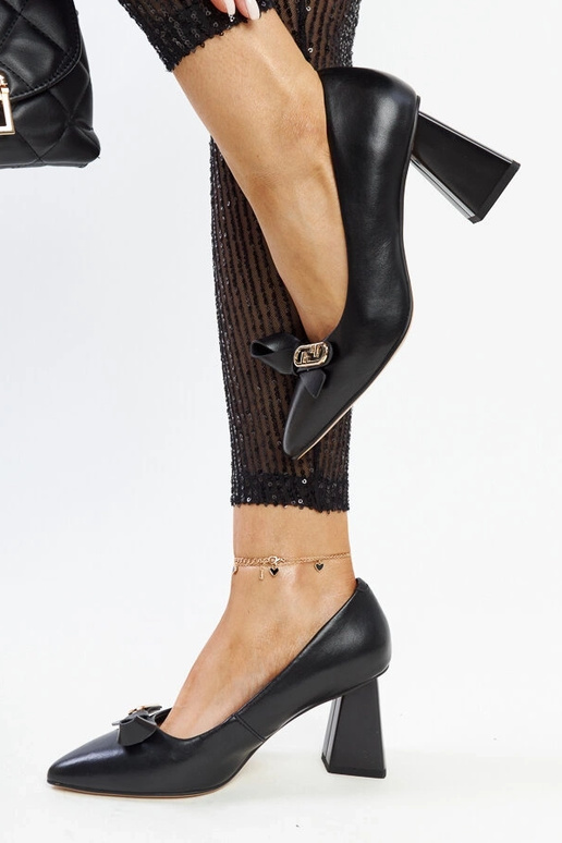 Čierne kožené lodičky na podpätku...