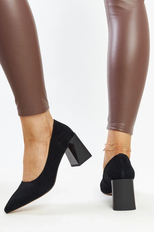 Čierne kožené lodičky na podpätku...