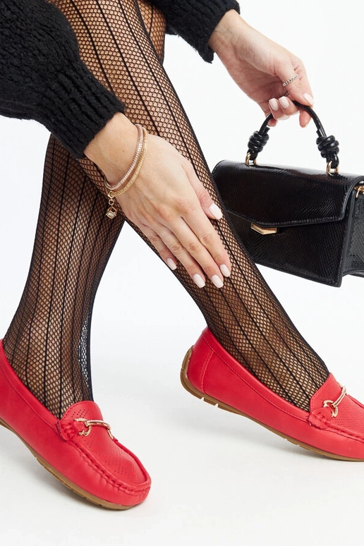 Červené mokasíny s ozdobnou prackou...