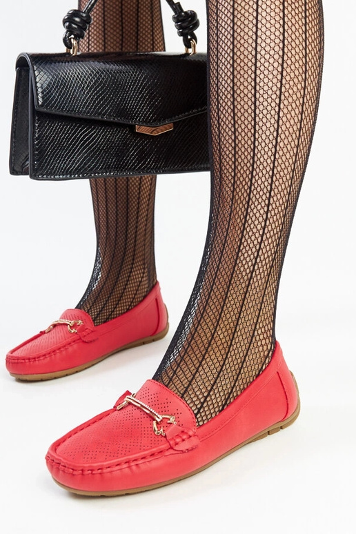 Červené mokasíny s ozdobnou prackou...