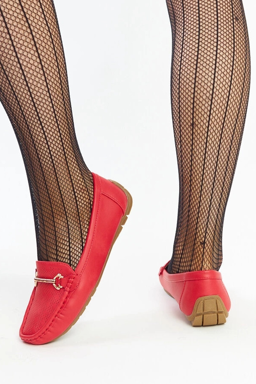 Červené mokasíny s ozdobnou prackou...