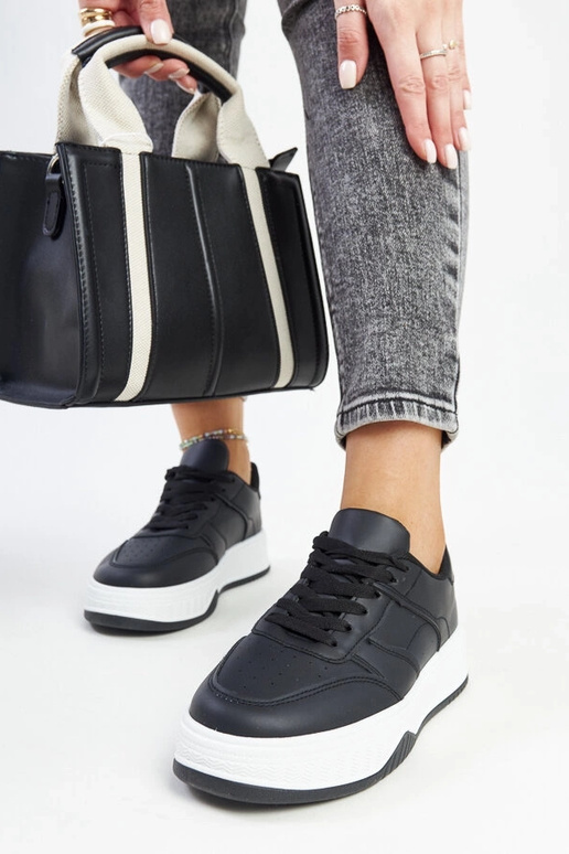 Čierne tenisky s hrubšou podrážkou...