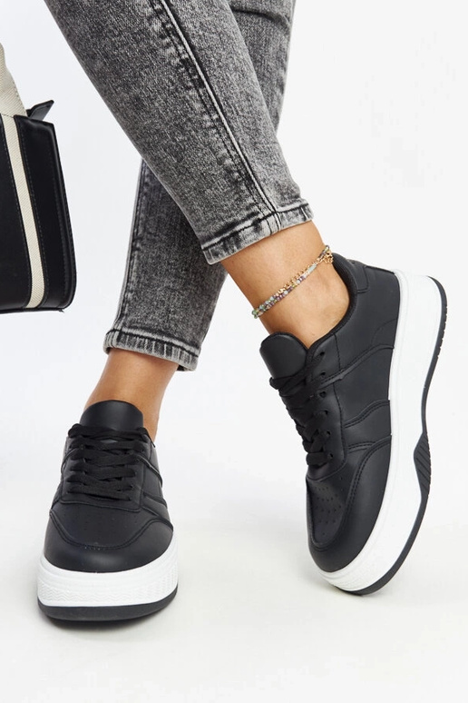 Čierne tenisky s hrubšou podrážkou...