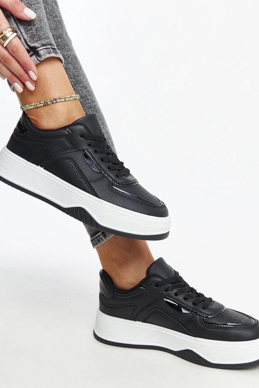 Čierne tenisky s hrubšou podrážkou...