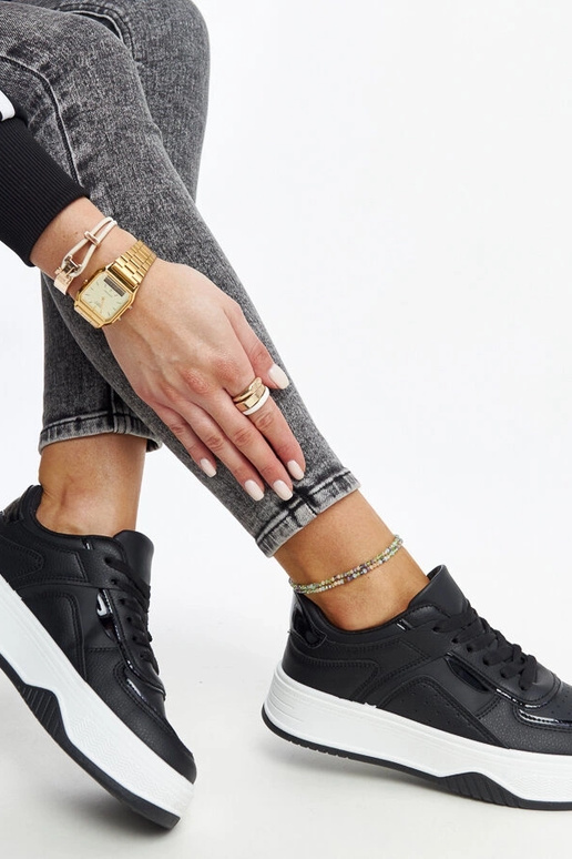 Čierne tenisky s hrubšou podrážkou...