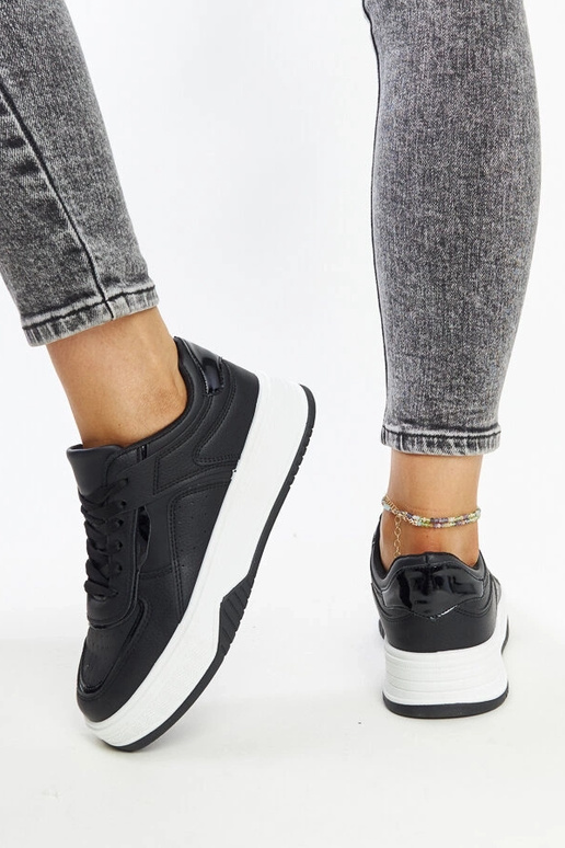 Čierne tenisky s hrubšou podrážkou...