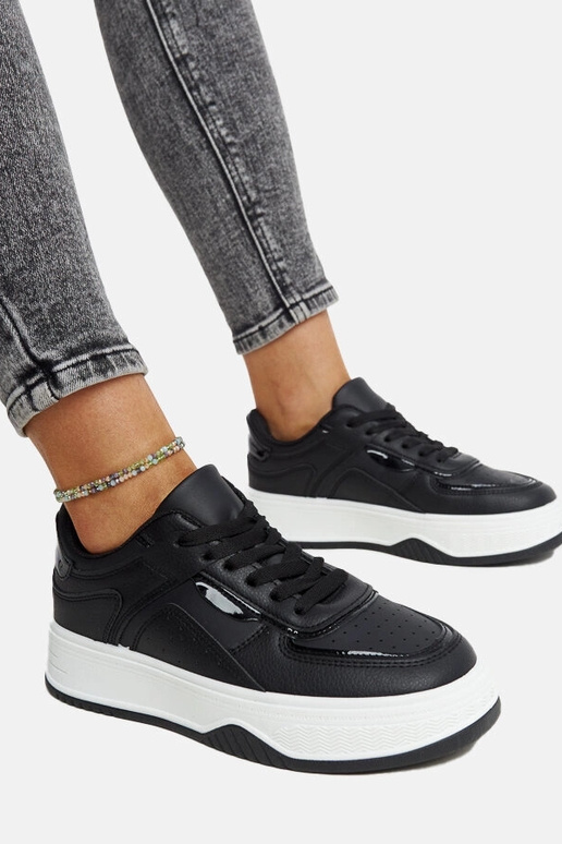 Čierne tenisky s hrubšou podrážkou...