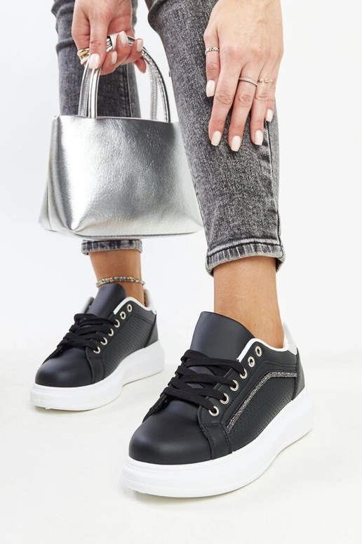 Čierne tenisky s ozdobnými kamienkami...