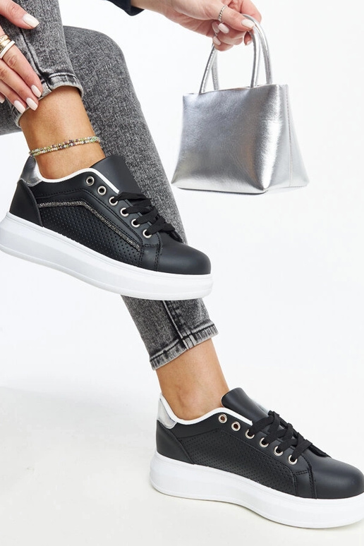 Čierne tenisky s ozdobnými kamienkami...