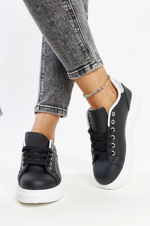 Čierne tenisky s ozdobnými kamienkami...