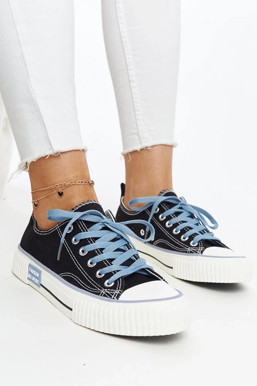 Čierne tenisky s farebnými šnúrkami...