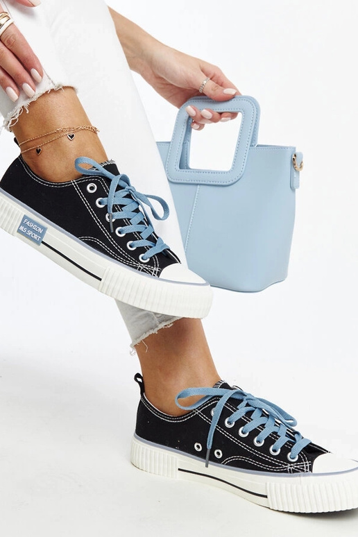 Čierne tenisky s farebnými šnúrkami...