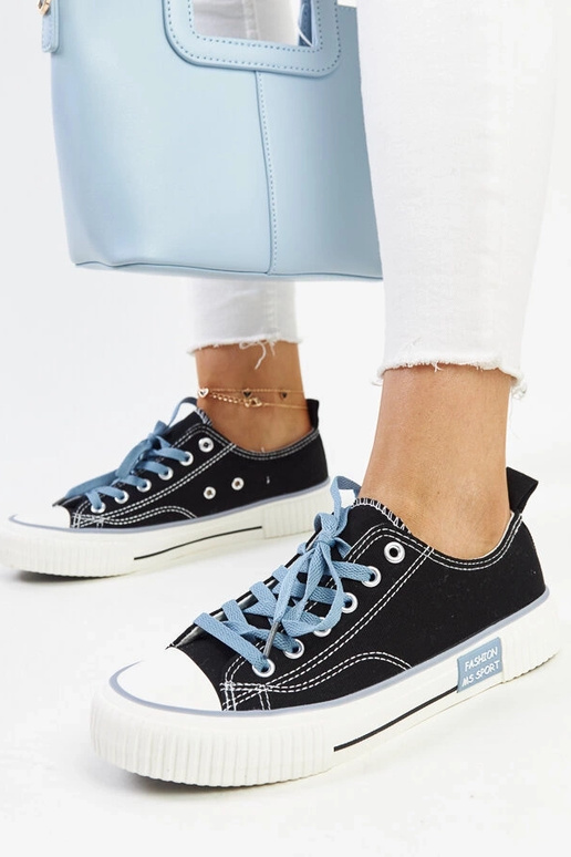 Čierne tenisky s farebnými šnúrkami...