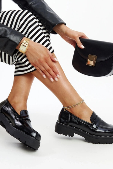 Čierne lakované poltopánky... 2