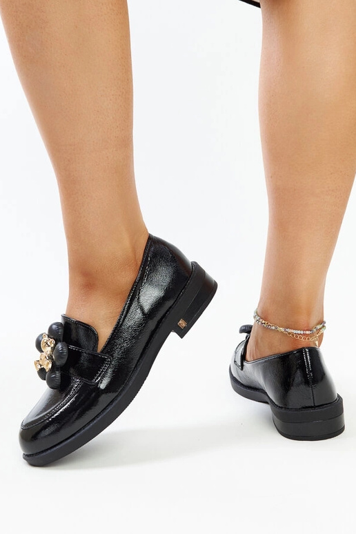 Čierne lakované mokasíny s ozdobou Aili
