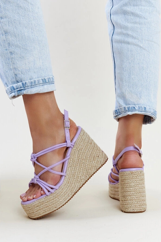 Fialové sandáliky na klinovom...