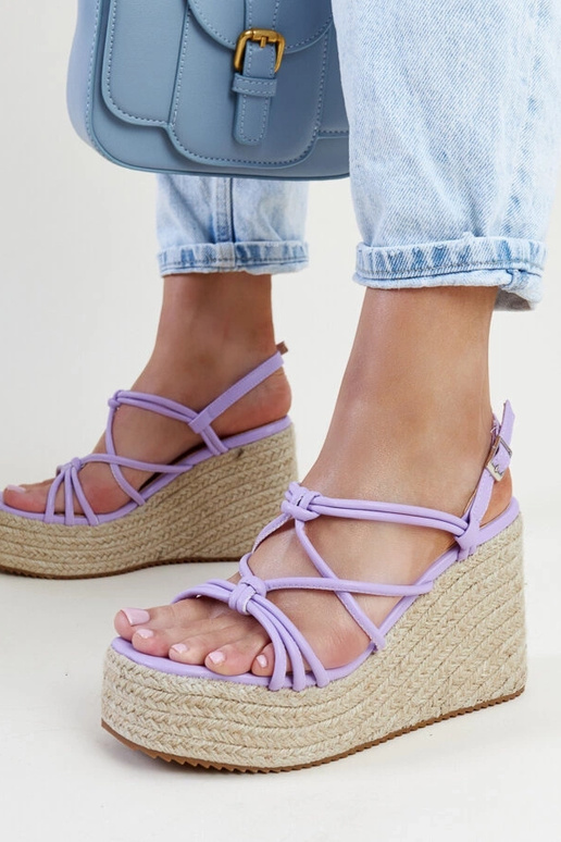 Fialové sandáliky na klinovom...