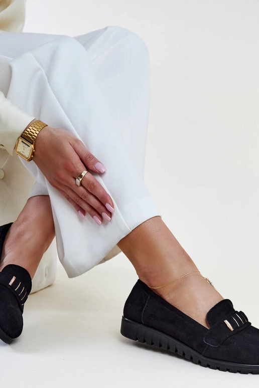 Čierne mokasíny s ozdobným remienkom...