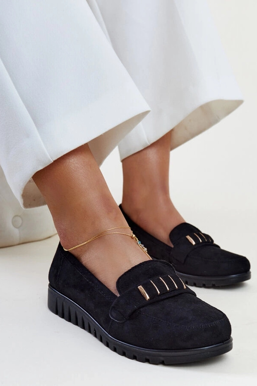 Čierne mokasíny s ozdobným remienkom...