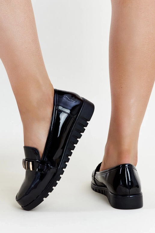 Čierne lakované mokasíny s ozdobným...