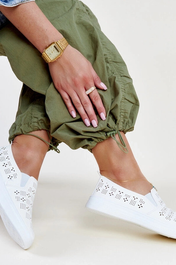 Biele nazúvacie tenisky Hilal 2