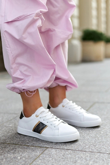 Biele tenisky s ozdobným...