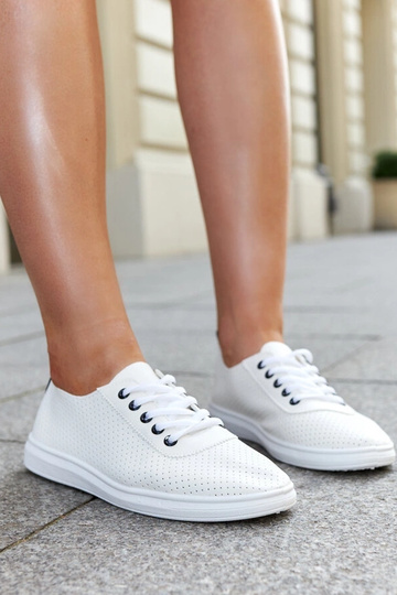 Biele prelamované tenisky...