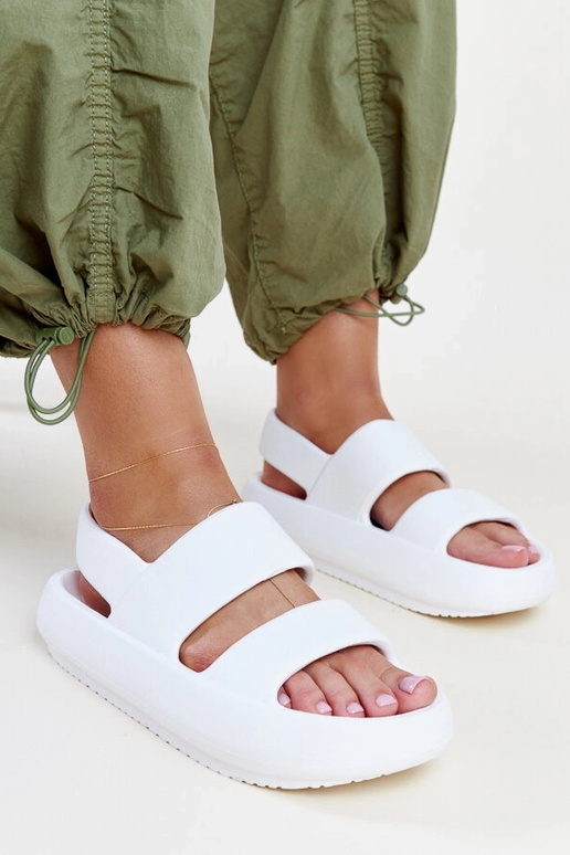 Biele sandále značky Attiana