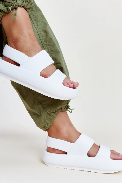 Biele sandále značky Attiana