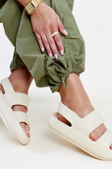 Béžové sandále Attiana 2