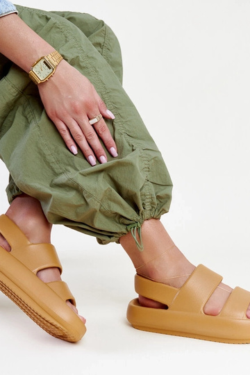 Hnedé sandále Attiana 2