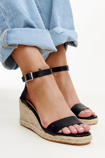 Čierne sandále Koura na kline 2