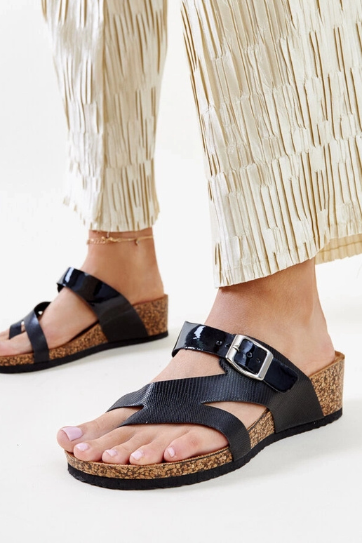 Čierne metalické sandále Donata na kline