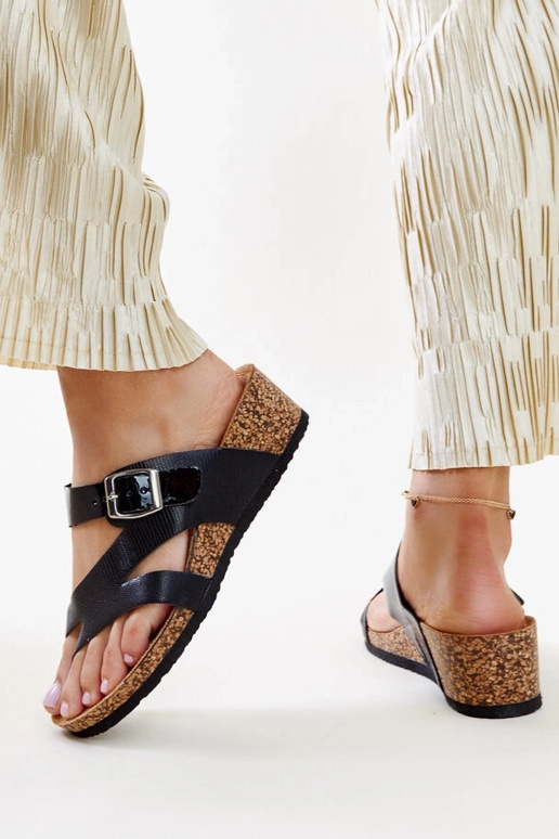 Čierne metalické sandále Donata na kline