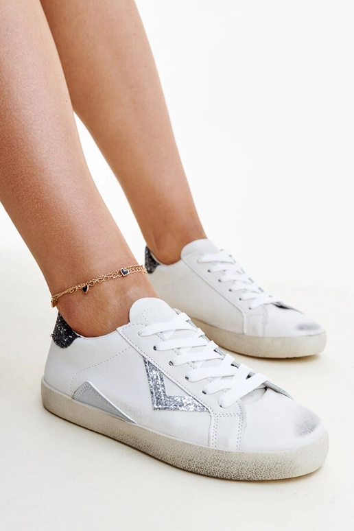 Biele tenisky s "obnoseným" efektom...