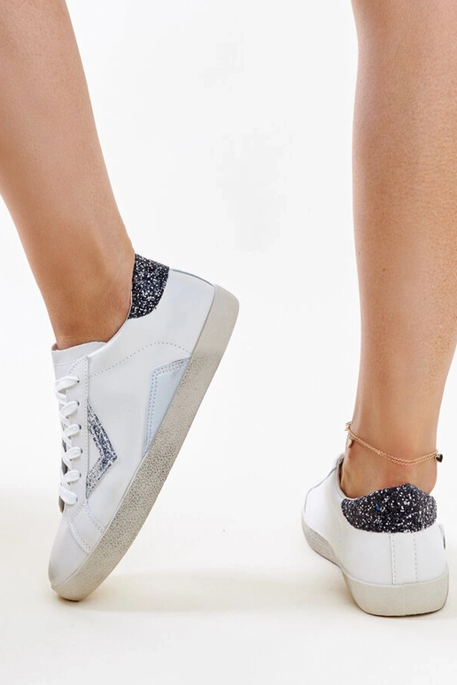 Biele tenisky s "obnoseným" efektom...